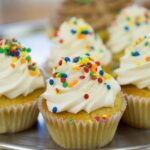 Slastno pecivo z jogurtom in kislo smetano (3 preprosti in hitri recepti)